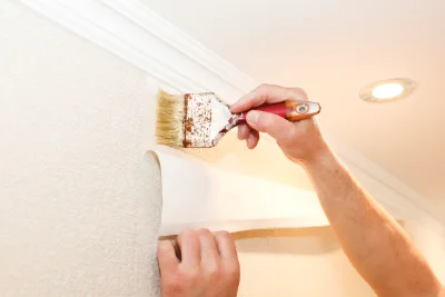 Pose de papier peint à Chantrigné — revêtements muraux et toiles de verre